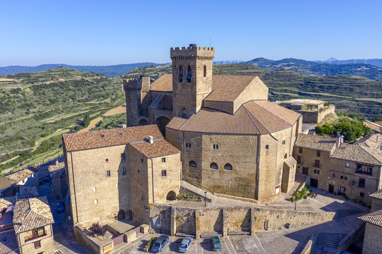 Ciudad española Ujue (Uxue en euskera) iglesia fortificada en Navarra, España