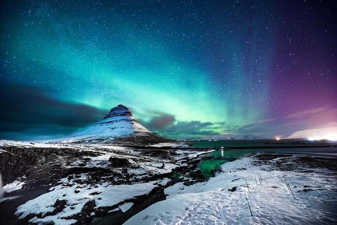 Aurora boreal en el monte Kirkjufell en Islandia