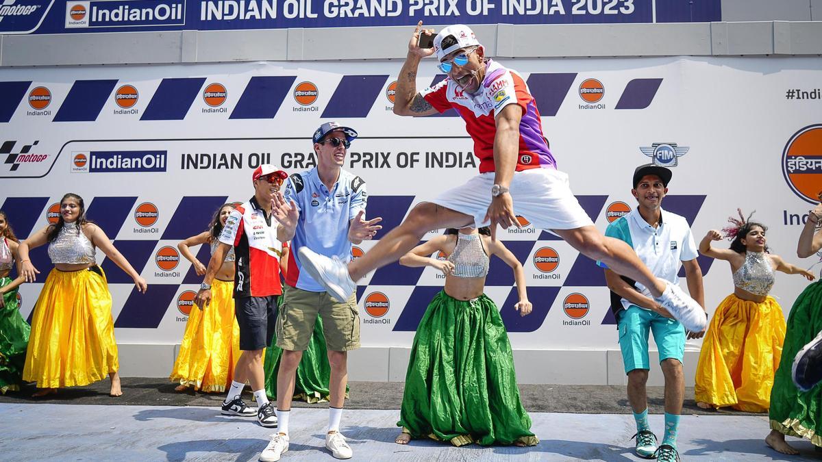 Jorge Martín celebra, con un baile de la India, el inicio del GP, animado por Àlex Márquez.