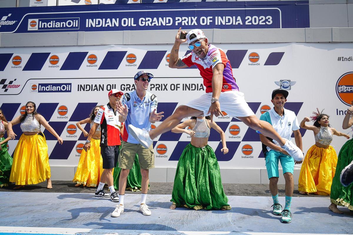 Jorge Martín celebra, con un baile de la India, el inicio del GP, animado por Àlex Márquez. Jorge Martín celebra, con un baile de la India, el inicio del GP, animado por Àlex Márquez.