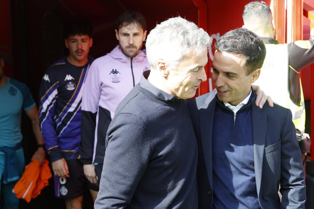 Fran Escribá, entrenador de Valladolid, junto a Borja Jiménez
