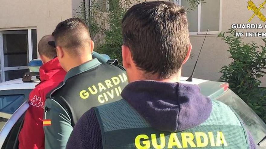 La Guardia Civil con uno de los detenidos.