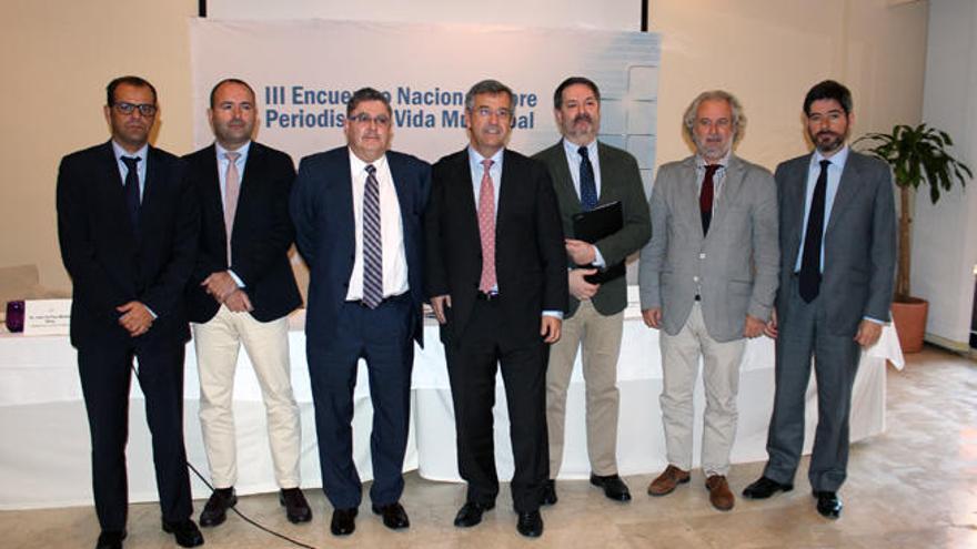 Juan de Dios Mellado, director de La Opinión de Málaga, a la izquierda, junto a otros responsables de medios de comunicación y García Urbano.
