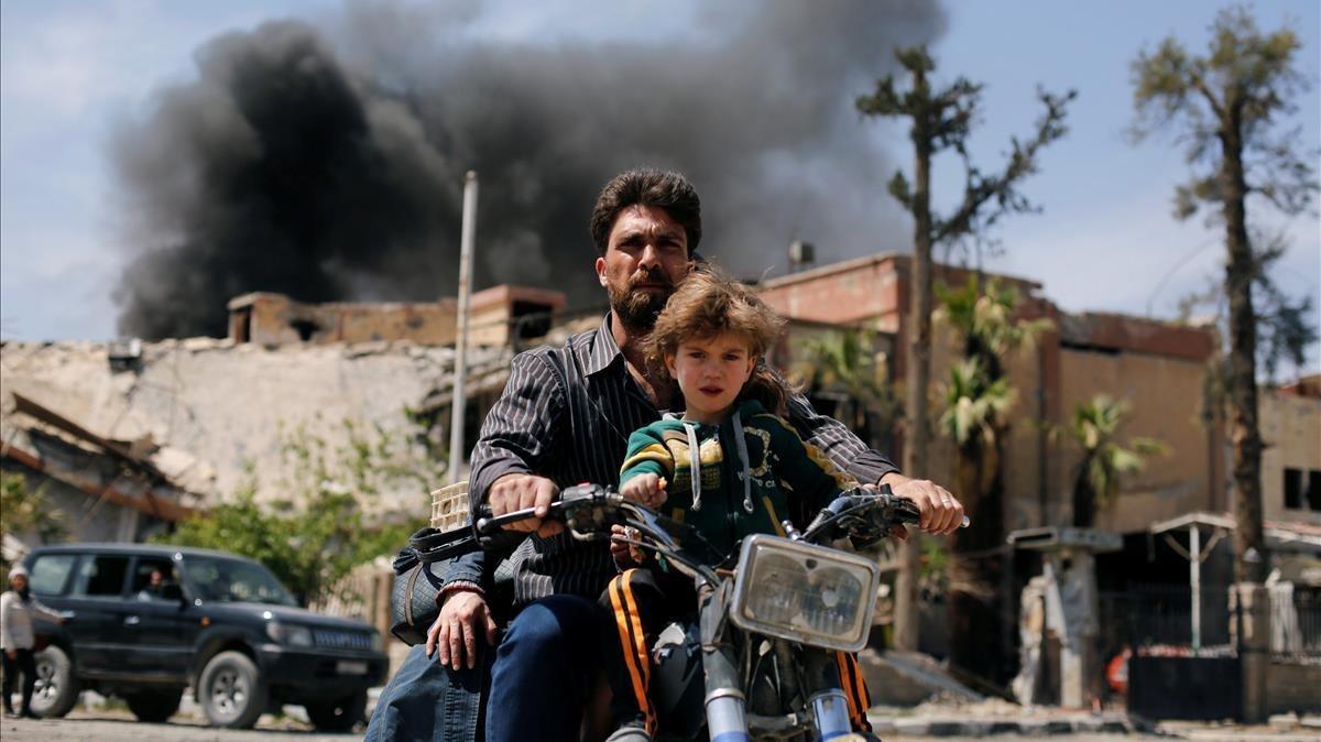 zentauroepp42961240 a man and a boy ride a motorbike at the city of douma in dam180417004540