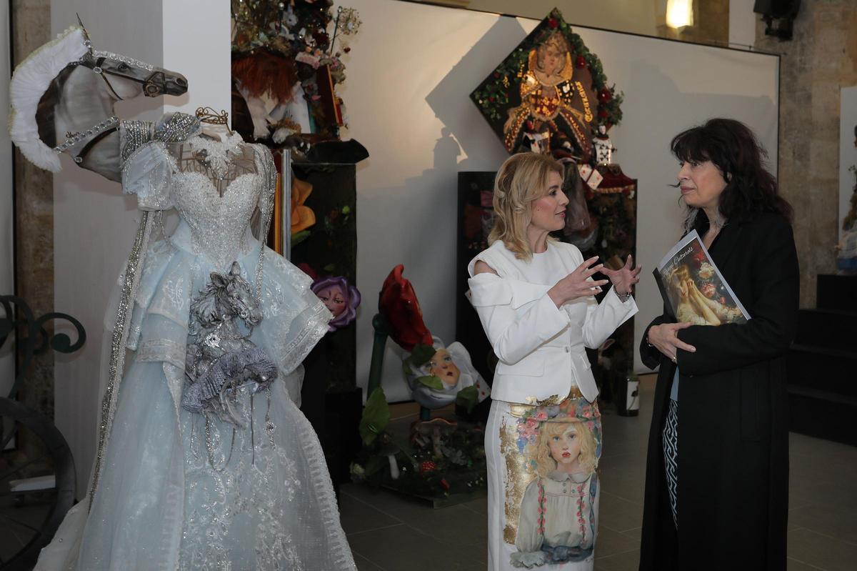 La ministra de Igualdad, Ana Redondo, durante su visita el Museo de los Cuentos y la Ciencia de Paredes de Nava (Palencia). acompañada de su creadora, Rosana LArgo; y del alcalde de la localidad, Luis Canderón, entre otros