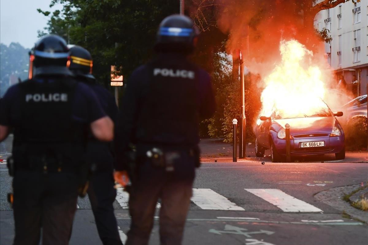 zentauroepp44145590 police officers watch a car burning in nantes  western franc180704221052