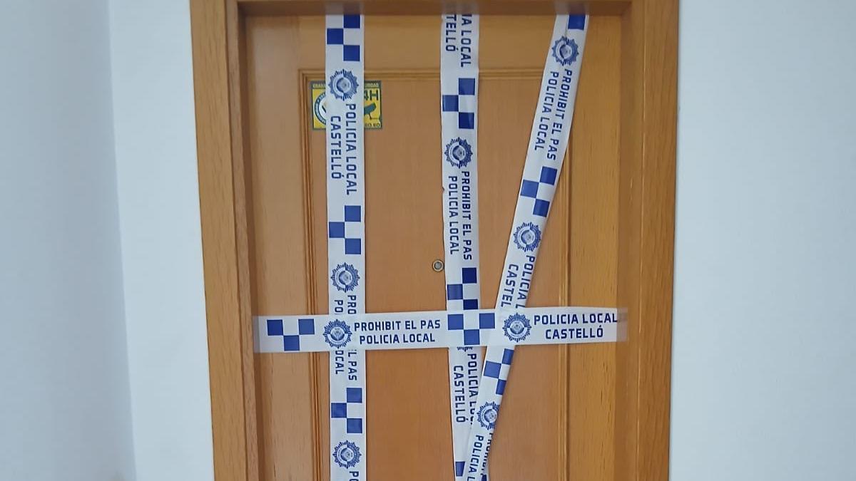 La puerta ha sido precintada por la Policía Local de Castelló.