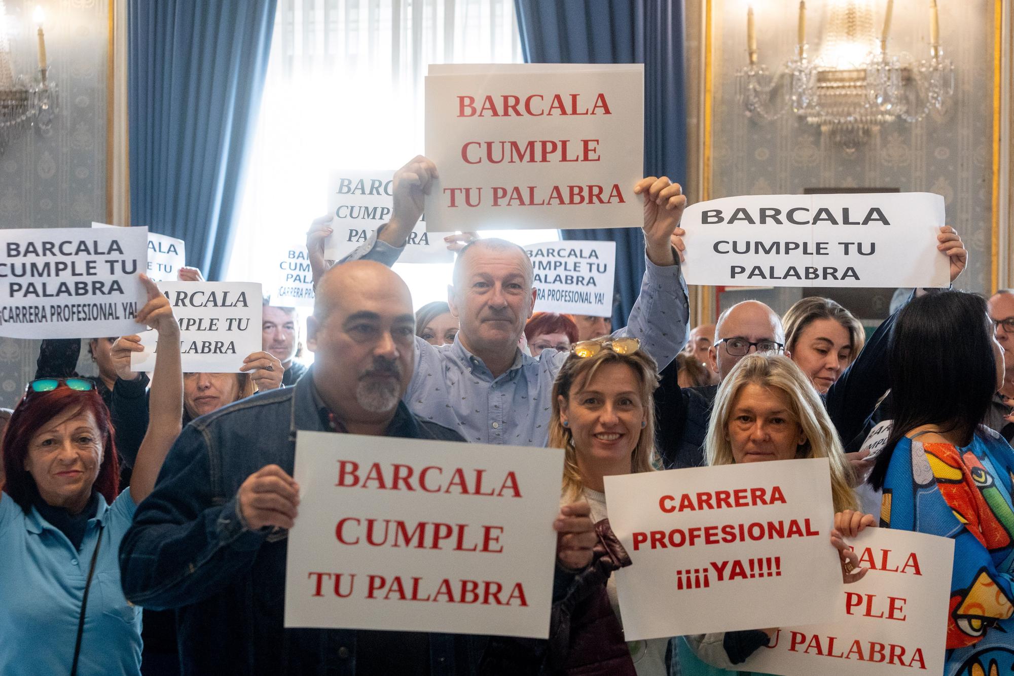 Doble protesta contra Barcala en el pleno de Alicante, de la izquierda por no frenar a Vox y de los funcionarios