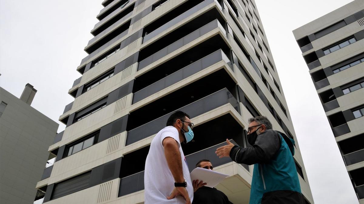 Dos de los vecinos afectados junto a uno de los edificios de Pota Nord en L'Hospitalet de Llobregat.