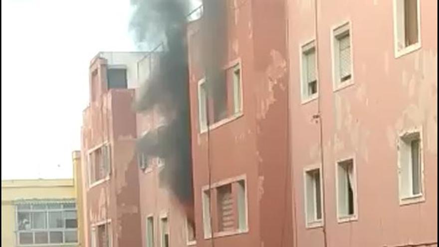 Un hombre, en estado crítico tras un incendio en su casa en Escaleritas