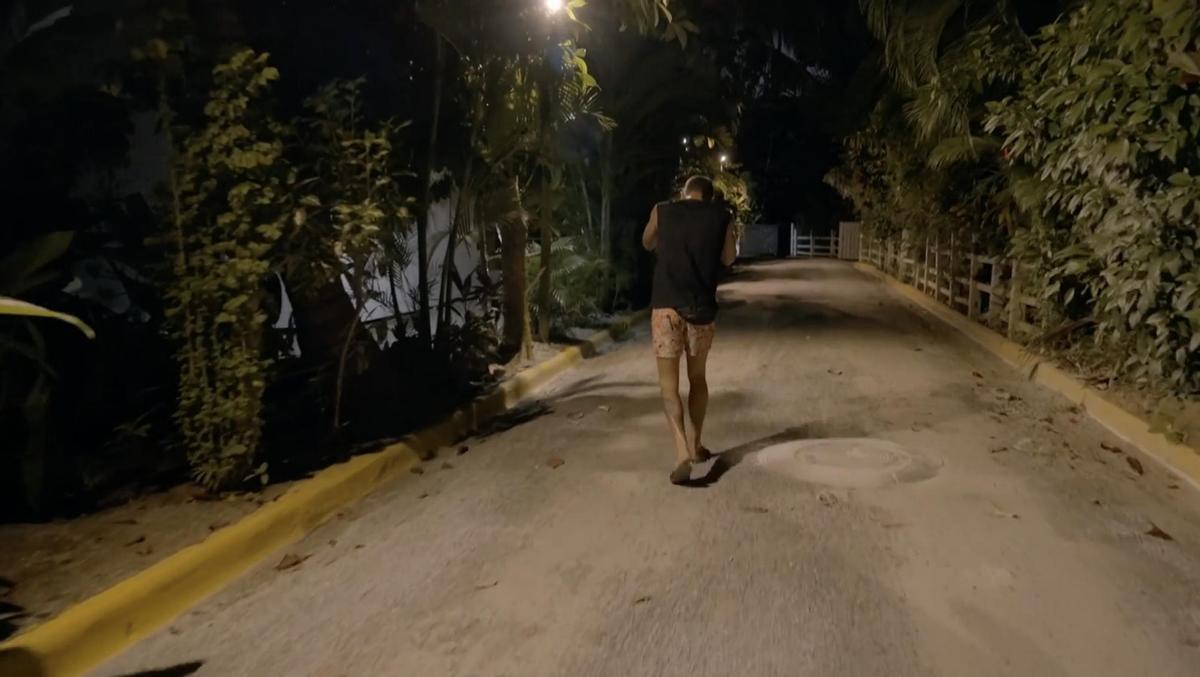 Atamán, corriendo en busca de Leila en 'La isla de las tentaciones'