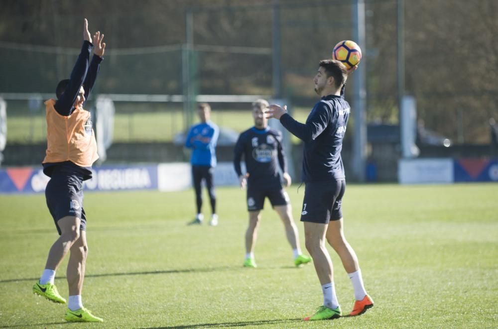 Penúltima sesión de entrenamiento en Abegondo antes de recibir al Alavés en Riazor con acciones a balón parado, calentamiento, rondos...