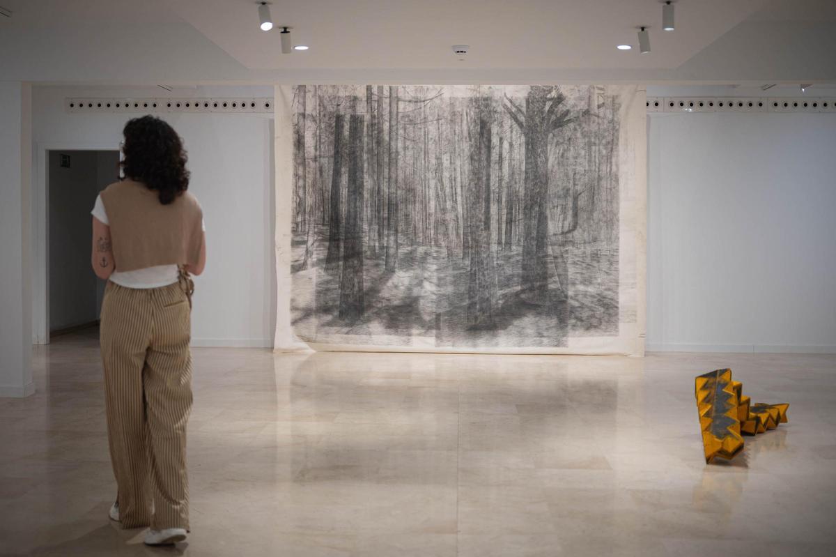 El gran mural que preside la exposición de Julio Blancas.
