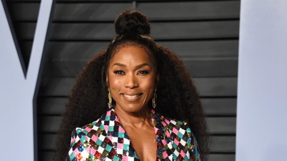 Angela Bassett con look de fiesta de Teresa Helbig