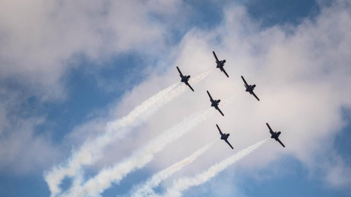 Ensayos para la exhibición aérea de la Patrulla Águila el fin de semana en Las Teresitas