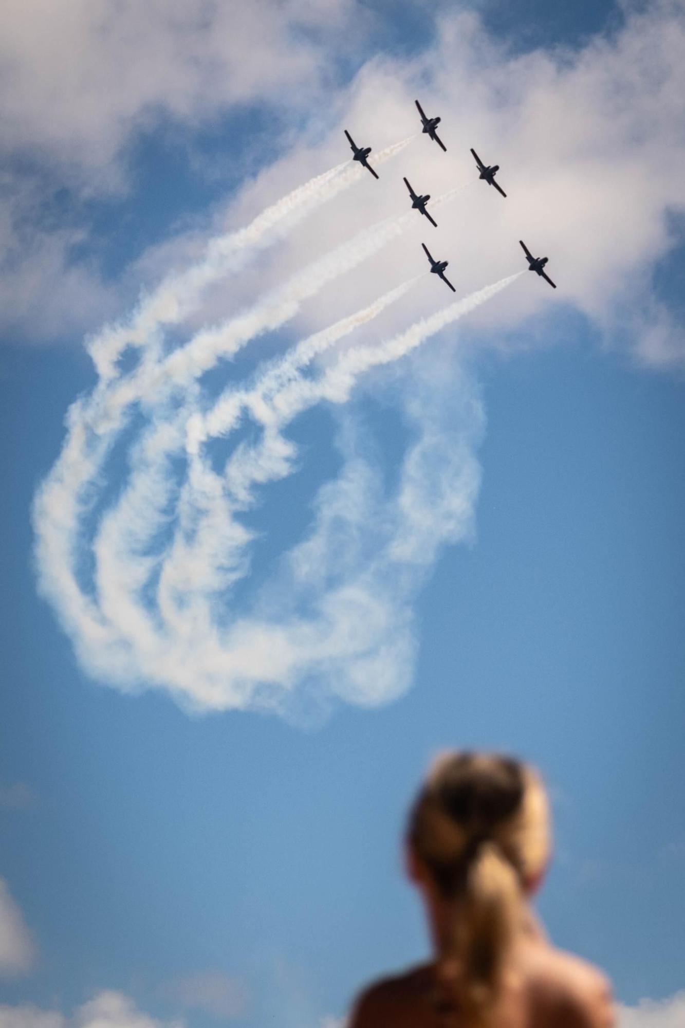 Ensayos para la exhibición aérea de la Patrulla Águila el fin de semana en Las Teresitas