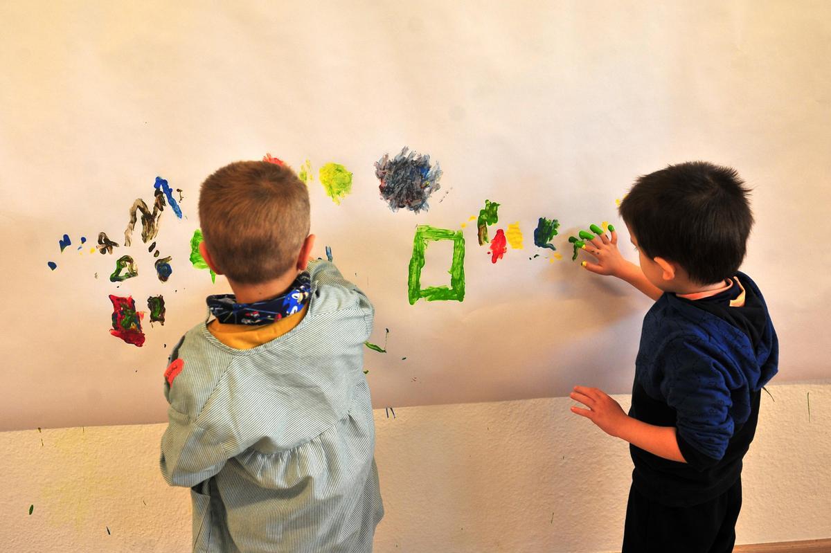 Dos niños en un aula de Infantil de Elche