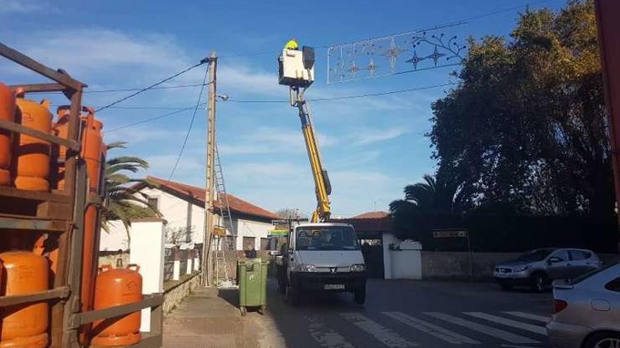 La colocación de luces navideñas en Posada, ayer.