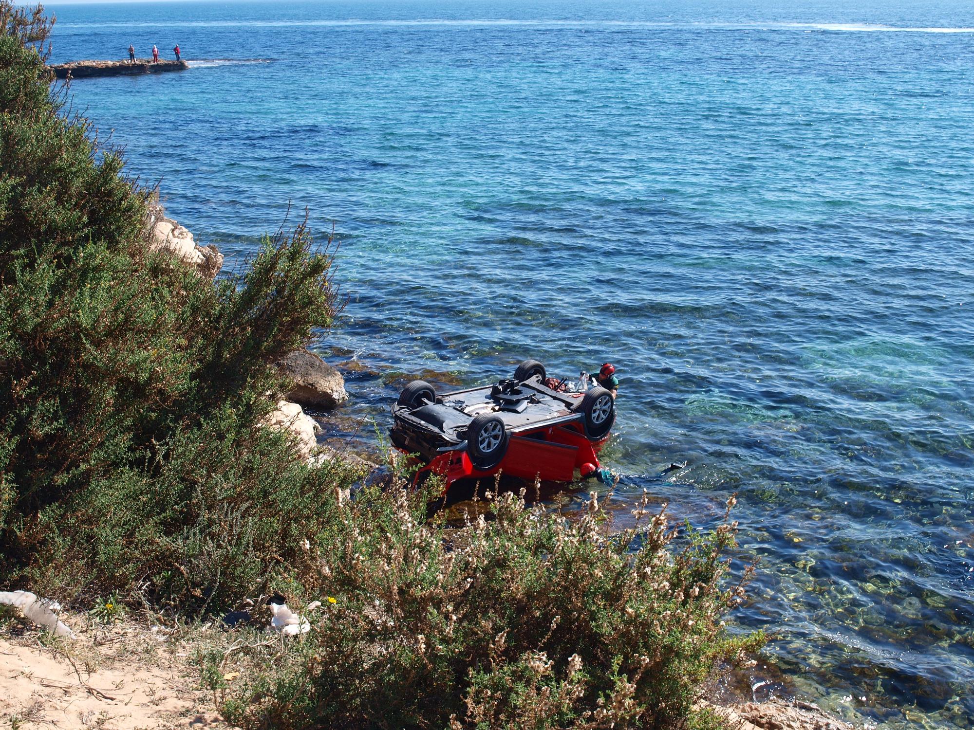 La Guardia Civil busca al conductor de un vehículo hallado en un acantilado de Punta Prima