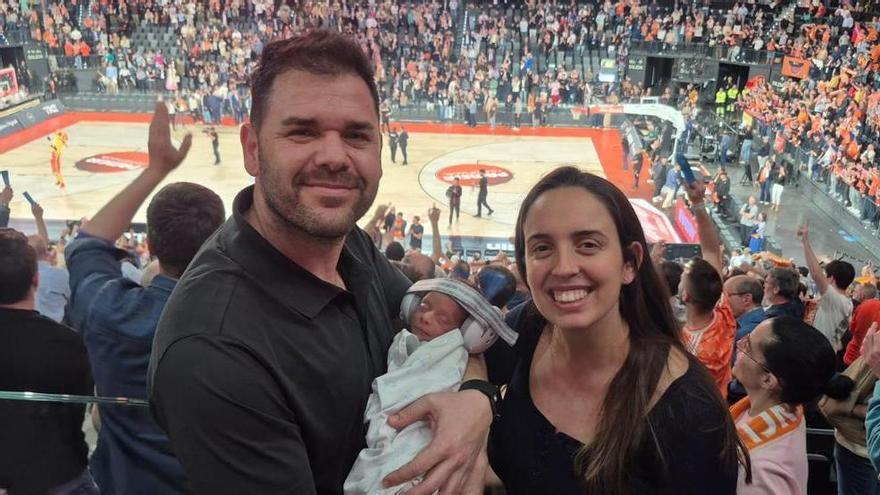 ket tiene un nuevo socio: Joan, de solo 15 días, que vivió su primer partido en el Roig Arena