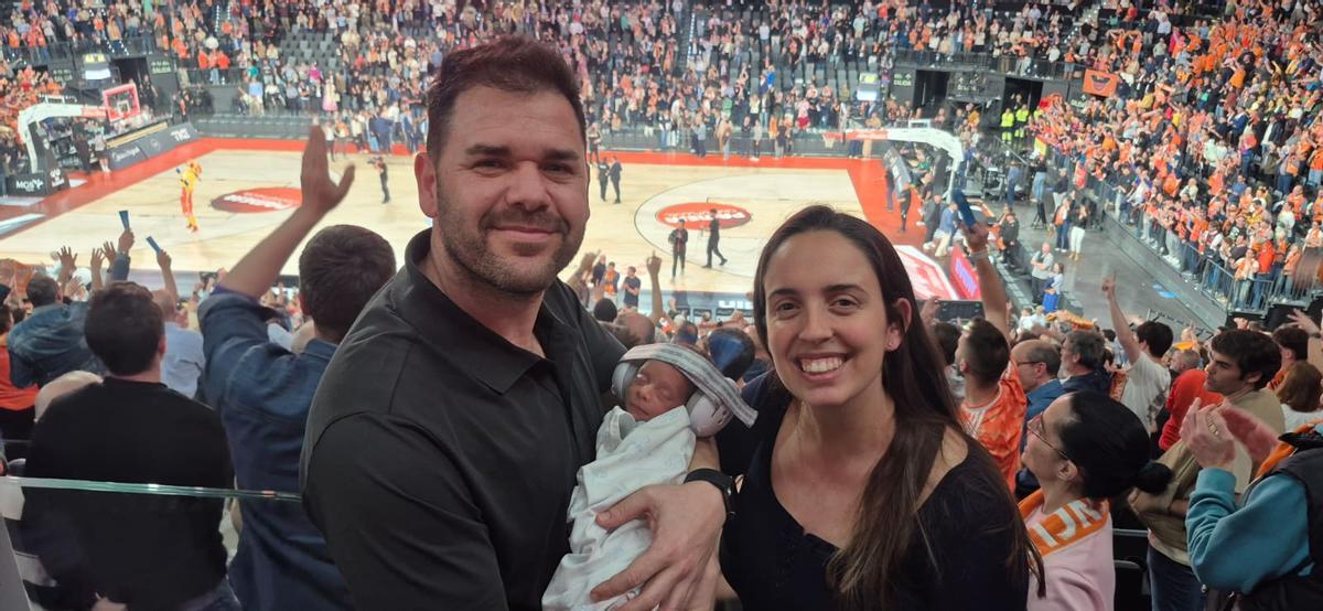 José Luis y Débora, con su hijo Joan, en el Roig Arena.