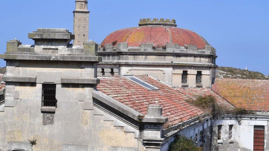 Antigua prisión provincial, con maleza en el tejado y la Torre de fondo. |   // VÍCTOR ECHAVE