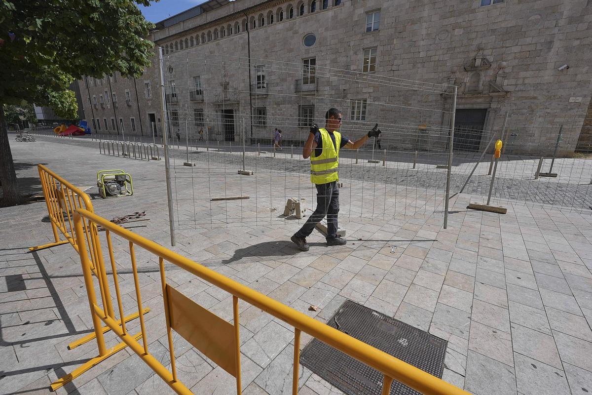 Els treballs inicials han consistit a tancar tota la via per restringir-hi l'accés a vehicles i vianants