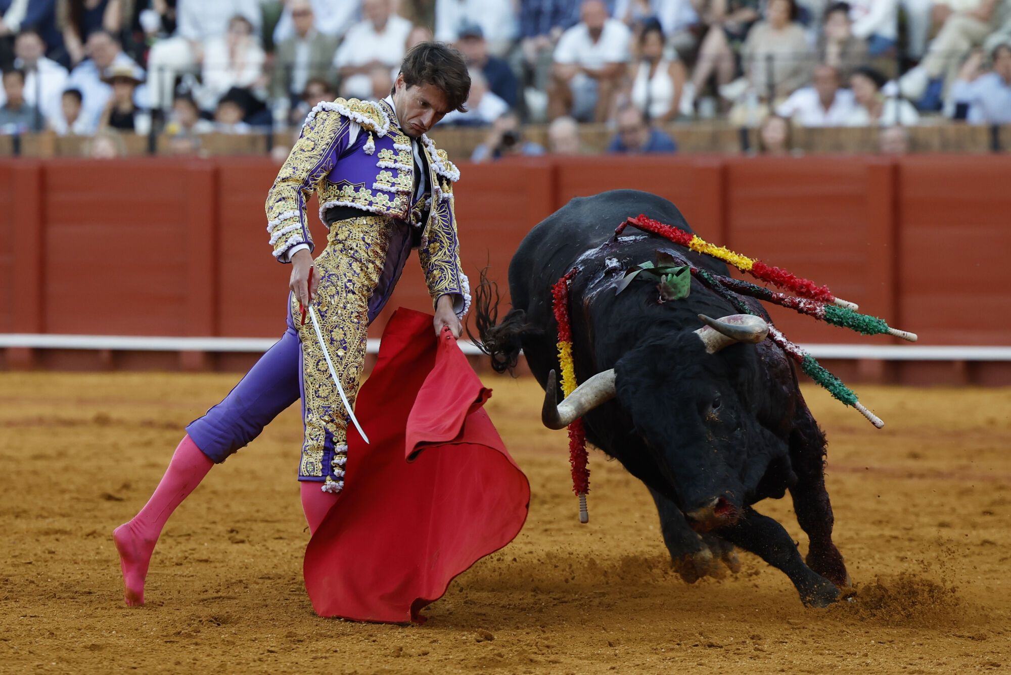 SEVILLA, 27/04/2025.- El diestro Lama de Góngora con su segundo toro de la tarde, al que cortó una oreja, durante el festejo taurino celebrado hoy domingo en la Real Maestranza de Sevilla. EFE/ Julio Muñoz.