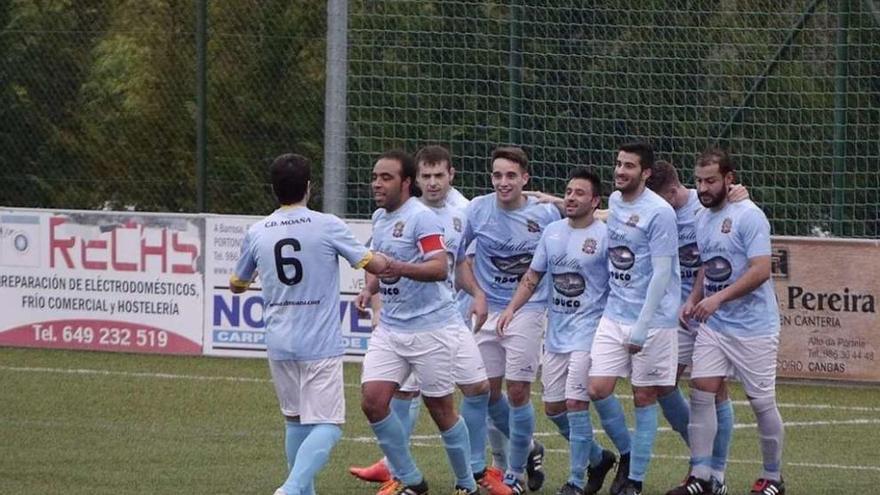 Los futbolistas del Moaña celebran un gol la pasada temporada. // Gonzalo Núñez