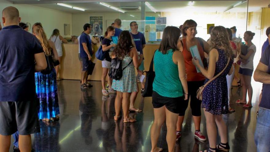 El vestíbulo del centro, lleno de alumnos, en una imagen de archivo