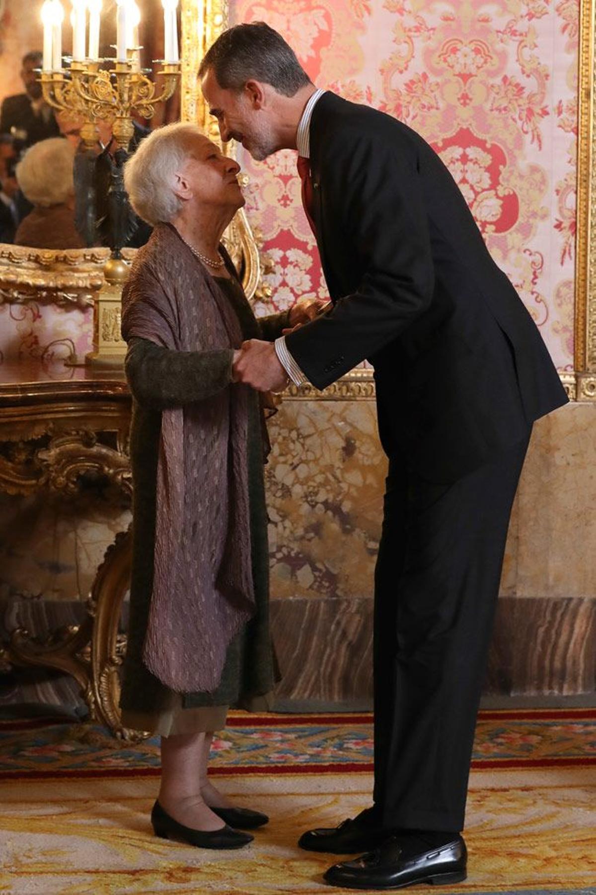 El rey Felipe felicita a Ida Vitale