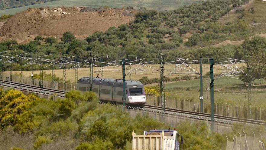 Competencia presiona a Puente para que haga público el coste millonario de acoplar la red de alta velocidad a los estándares europeos