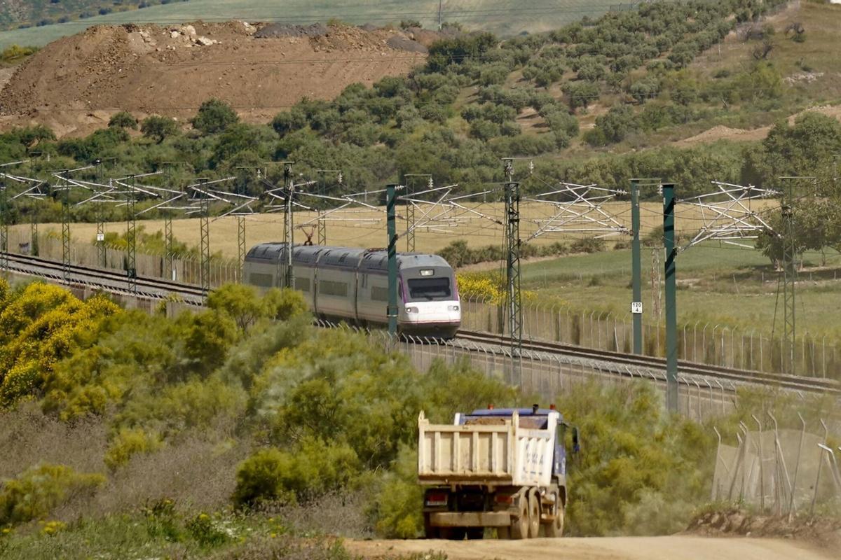 Reapertura parcial de la línea de Alta Velocidad a su paso por Álora, donde quedó sepultada por el desplazamiento de un talud de tierra