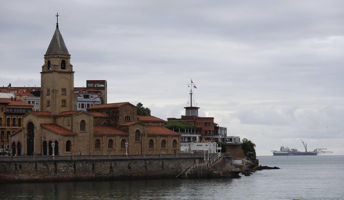 El buque SOLITAIRE pasando frente a la bahía de San Lorenzo.