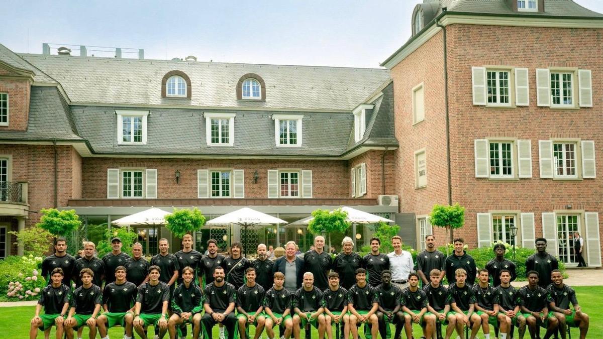 La plantilla verdiblanca al completo durante su último día de pretemporada en Alemania.