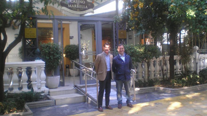 Carlos Díaz y Carlos Abril, en la entrada de acceso al Casino de Marbella.