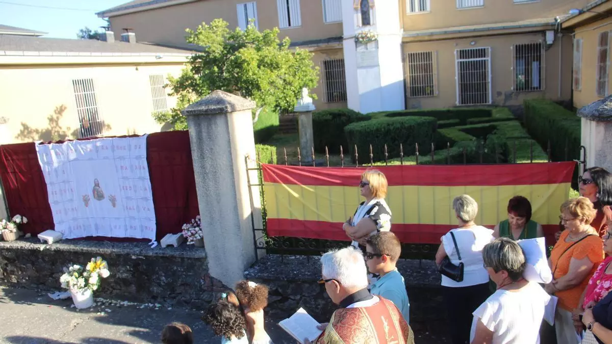 Procesión y el 25 aniversario de la Coral Tierras Altas marcan la Festividad de los Corazones de  Mombuey