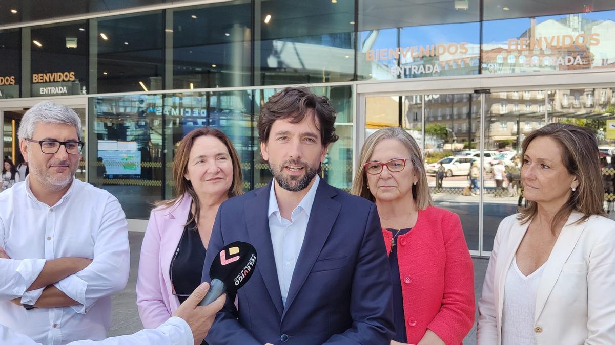 Miguel Martín, Ana Ortiz, Adrián Vázquez, Irene Garrido y Luisa Sánchez, este viernes en Praza da Estación