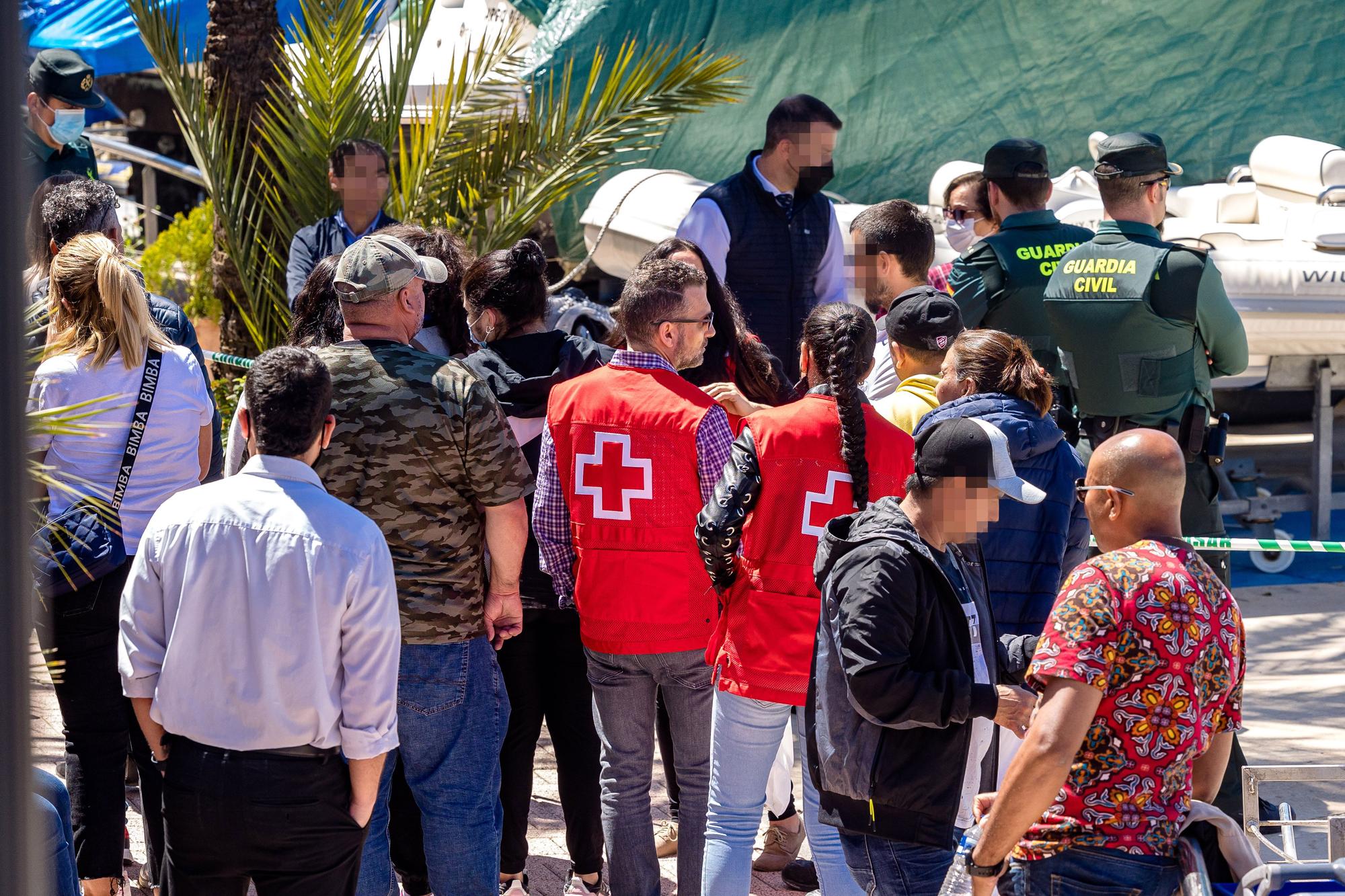 El Centro de Emergencias de la Generalitat envía a un equipo de psicólogos para atender a los familiares de los dos jóvenes que fueron engullidos por el mar en Calp