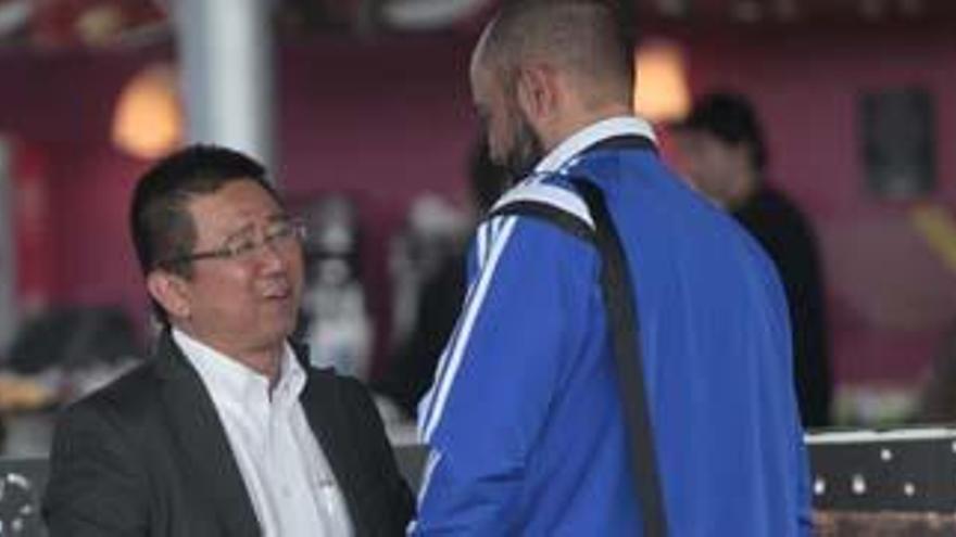 Nuno charla con Kim H. Kho, en el aeropuerto de Manises.