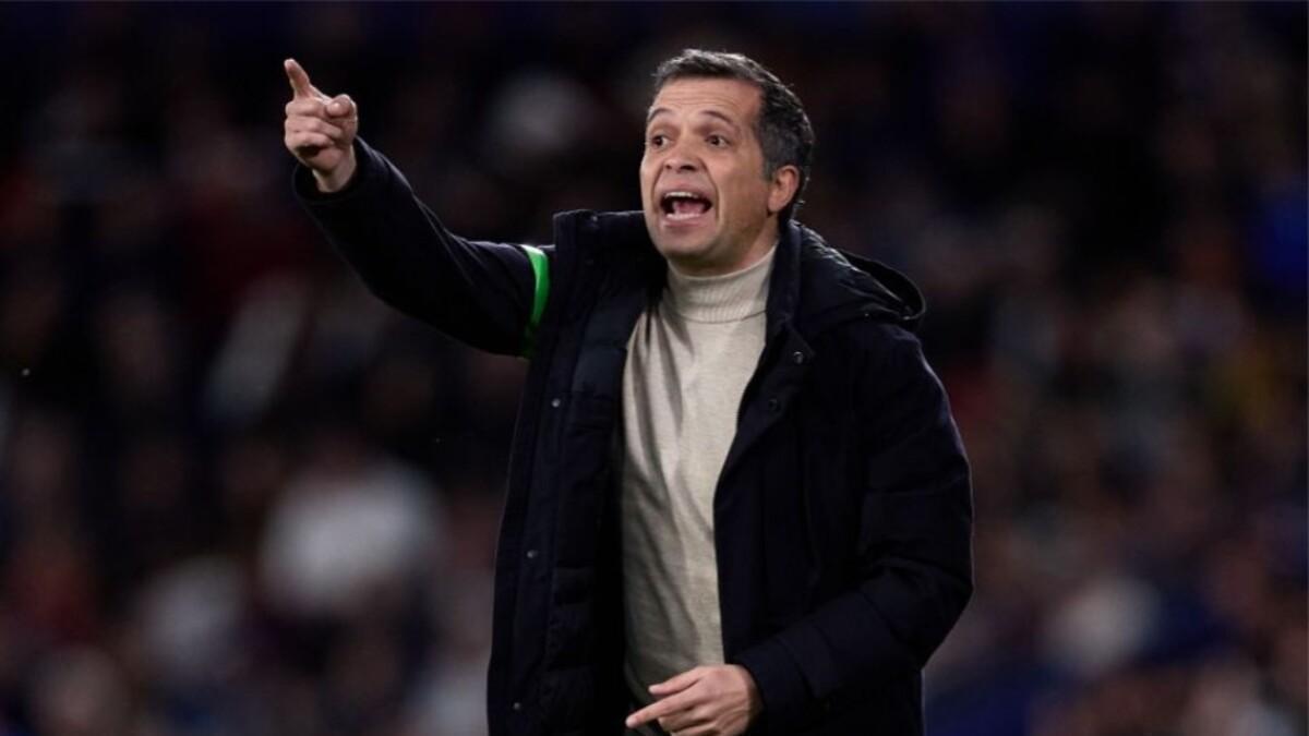 Luís Castro dando instrucciones desde la banda a sus jugadores en el encuentro de Liga ante el Atlético de Madrid en el Ciutat de València