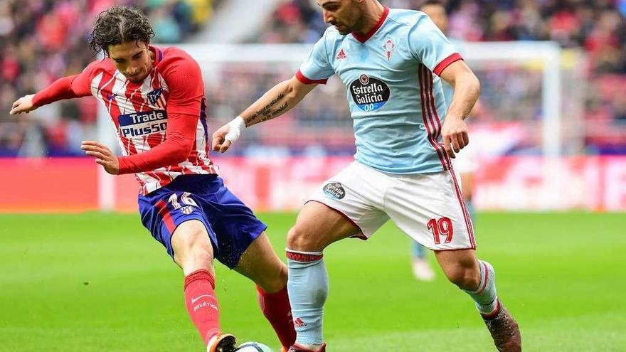 Jonny disputa un balón a Vrsaljko en el último encuentro jugado en el Metropolitano. // LOF