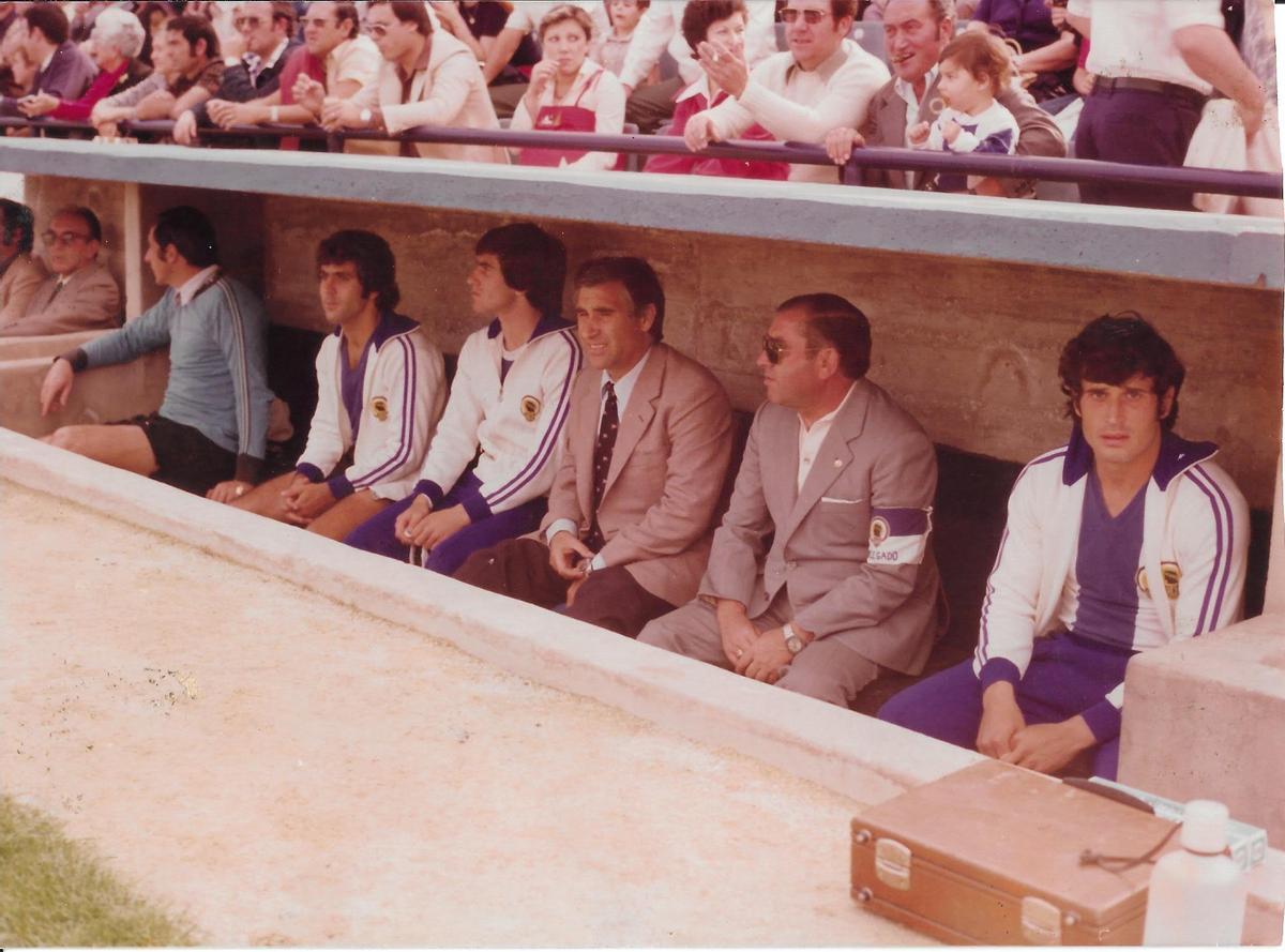 22 de mayo de 1977, Hércules 1-1 Elche. En el banquillo blanquiazul: Deusto, Pepín, Aracil. Arsenio, V. Compañ y José Antonio.