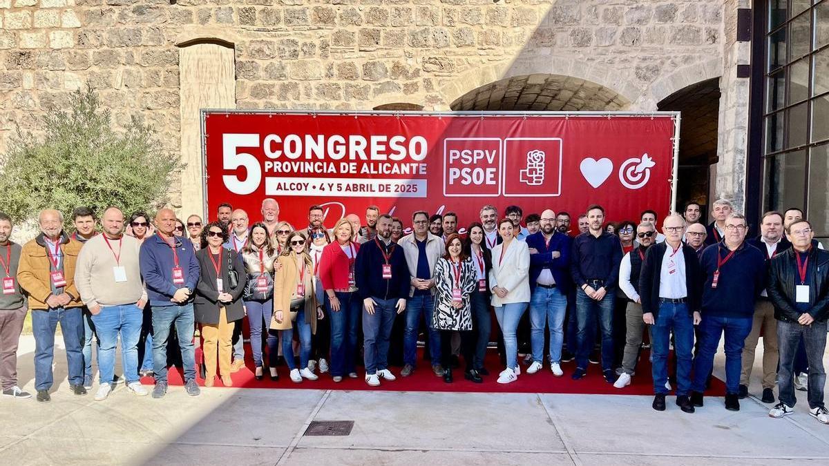 Representantes del PSOE de la Vega Baja en el congreso provincial del partido celebrado en abril en Alcoy