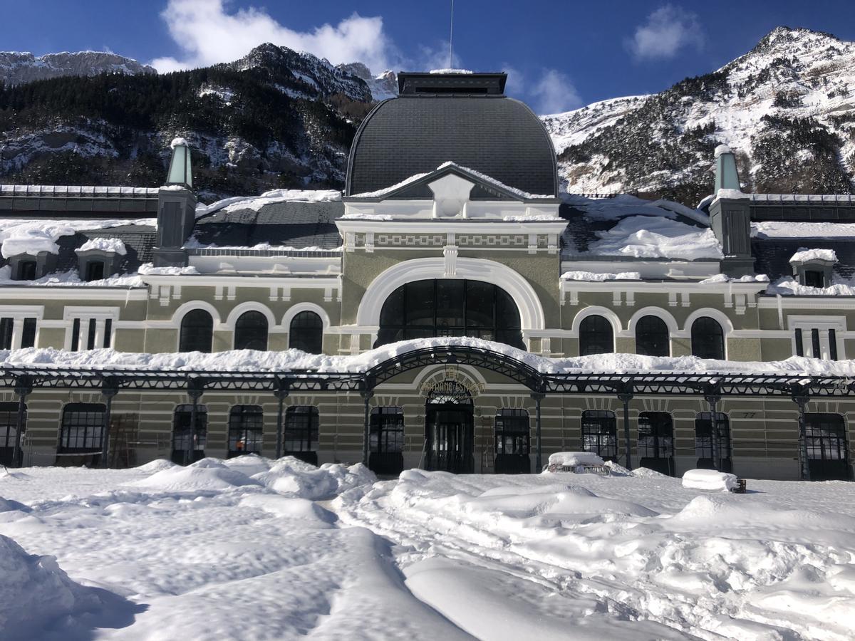 La nieve cubre los accesos y el entorno de la Estación Internacional de Canfranc.