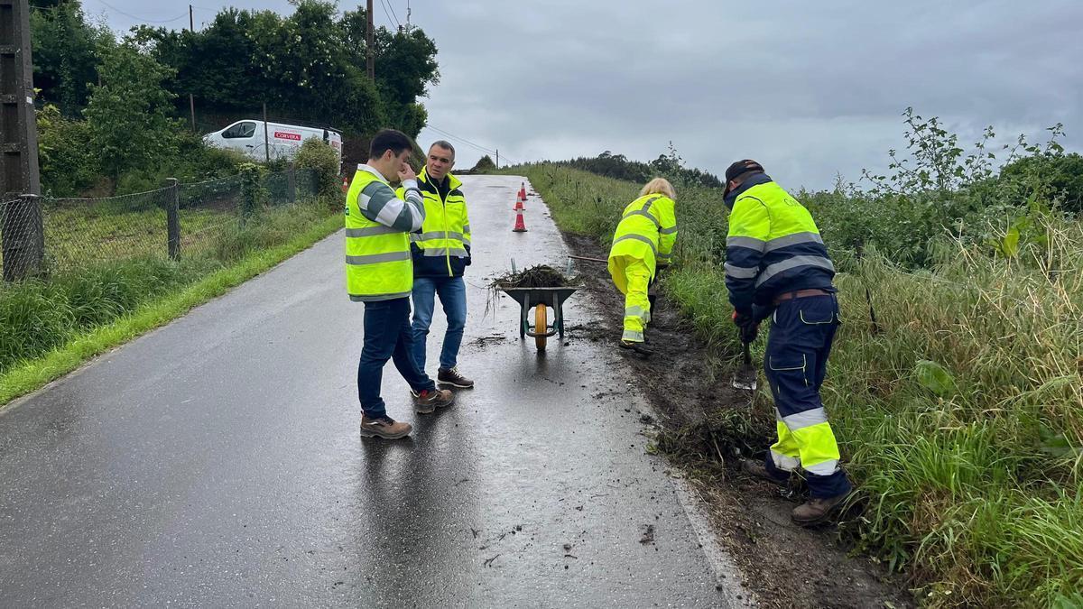 El alcalde, Iván Fernández, y el edil de Obras, Jorge Suárez, durante los trabajos de la nueva brigada.