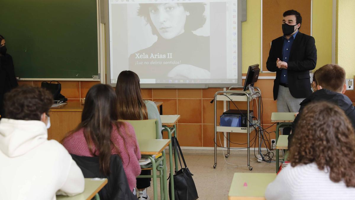 Clase do Álvaro Cunqueiro co autor do documental sobre Xela.