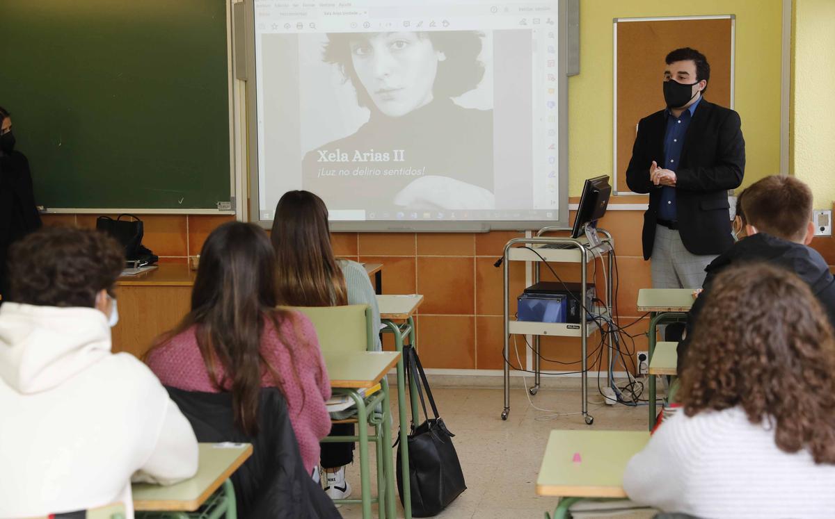 Clase do Álvaro Cunqueiro co autor do documental sobre Xela.