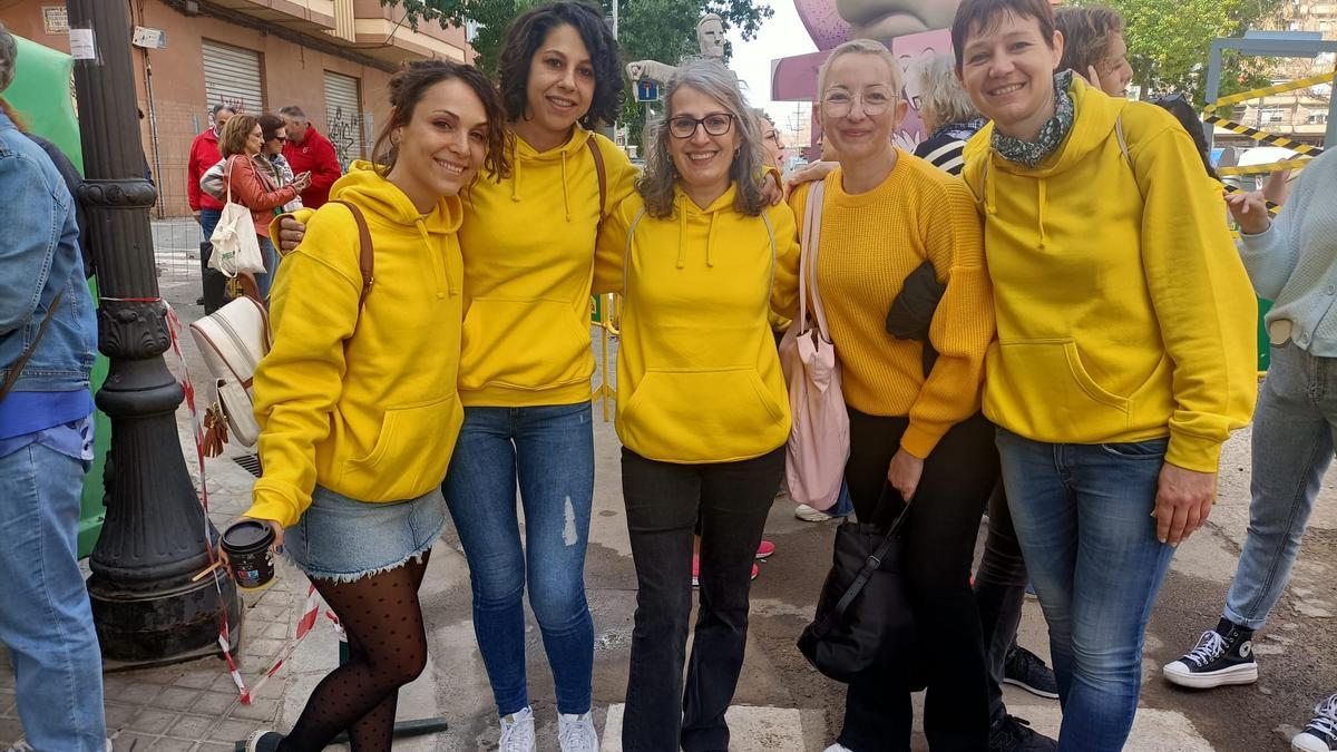 Un grupo de mujeres delante de la falla &quot;Pit&quot;