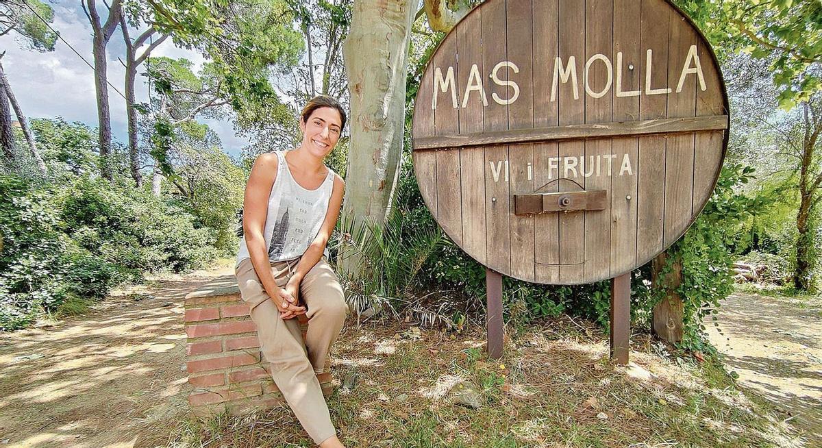 L’enòloga Montse Molla, a l’entrada del Mas Molla, amb vinyes i arbres fruiters